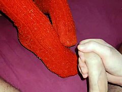 Mollige milf behaagt in rode lingerie