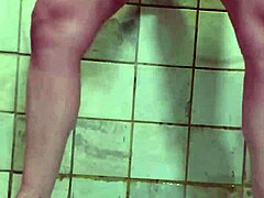 Gepiercte Milf-Ehefrau benutzt Doppeldildos für Solo-Duschspiele