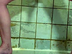 Moglie milf piercingata usa doppi dildo per giocare da sola sotto la doccia