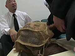 Seorang wanita Jepang dewasa menggunakan mainan dan jari-jarinya pada dirinya sendiri, menyebabkan pinggulnya bergerak