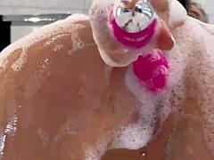 Monika Fox sa hrá s ružovou hračkou v penovej kúpeľni