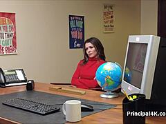 En brunette MILF blir spionert mens hun nyter seg selv på kontoret
