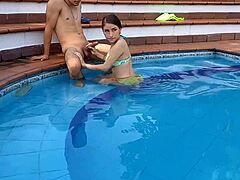 Το μάθημα κολύμβησης των θετών αδερφών μετατρέπεται σε άγριο σεξ με εκτόνωση