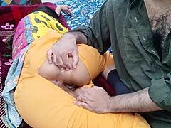 Une belle-mère indienne se fait séduire par son neveu pour une rencontre taboue