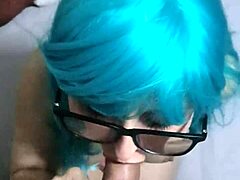 Reife Milf mit blauen Haaren gibt unvergesslichen Blowjob