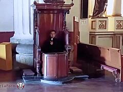 A confissão de Sor Raymundas se transforma em um encontro pecaminoso com um padre