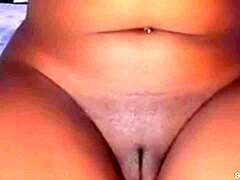 MILF con labios vaginales grandes muestra su enorme clítoris
