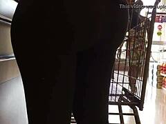 Черната майка показва извивките си в откровено видео