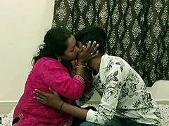 Érett indiai háziasszony, Kamwali Bhabhi durva szexet élvez a fiatal főnökkel egy hindi felnőtt videóban