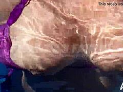 Filipijnse MILF met grote borsten geniet van zichzelf in het zwembad
