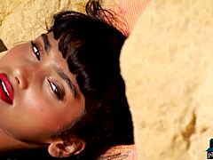 Angel Constance, en lokkende indisk MILF med naturlige bryster, nyder en solbadning udendørs