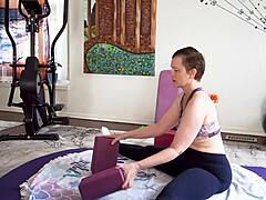 Аврора Уиллоус учит зрелую маму йоге и финансовому доминированию