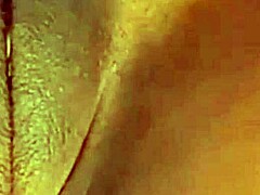 Milf matură cu clitoris mare devine obraznică într-un videoclip porno amator