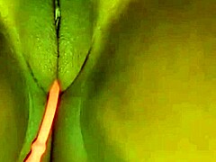 Sexystacy7 esittelee lihaksikasta kehoaan ja mehukasta pilluaan