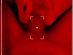 Milf matură își arată penisul monstru și fundul mare în footjob roșu