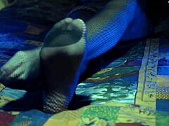 Olgun milf seksi file çoraplarıyla ayak parmaklarını gösteriyor