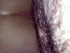 MILF mendapatkan vaginanya diisi dengan sperma setelah dari belakang berhubungan seks