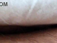 Haarlose Muschi der Amateurfrau wird mit Sperma gefüllt
