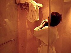 Una donna matura con un gran culone si fa penetrare vigorosamente dal coniuge nel bagno