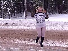 Blondinka MILF razkazuje svoje premoženje v snegu