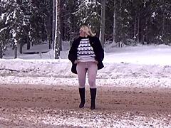 MILF blonde montre ses atouts dans la neige