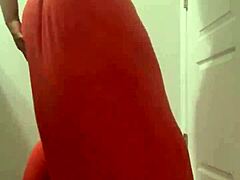 Любительница с маленькой задницей демонстрирует свои навыки тряски задницами в домашнем видео поздно вечером