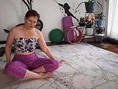 Razred joge Aurore Willows: Čutno potovanje z zrelo inštruktorico