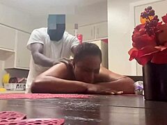 Африканская зрелая женщина трахается на кухонном столе