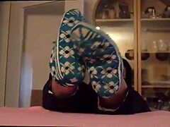 감각적인 발 페티쉬 비디오에서 아내의 발을 숭배합니다