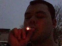 Sigara içen MILF'in ev yapımı videosu
