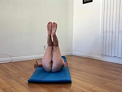 Eine Amateur-MILF dehnt ihre Beine in einem hausgemachten Yoga-Video