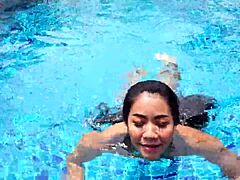 Asiatisk flickvän ger en avsugning i en villa vid poolen