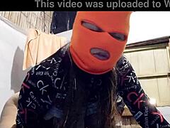 Reife Ehefrau trägt Maske für ihren Ehemann, filmt mit mir selbstgemachten Porno und präsentiert ihren großen Arsch
