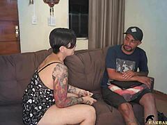 Une maman latine avec un gros cul se fait tatouer par un amateur en échange d'une réparation informatique