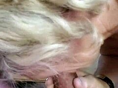 Mujer madura recibe una corrida facial