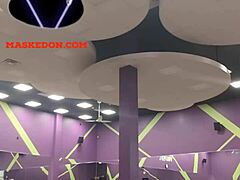 Maskeli kadın spor salonunda yalnız egzersiz yapıyor