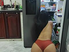 Une MILF mature avec un gros cul montre son corps dans une vidéo de cam cachée