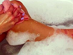 Красива блондинка показва безупречна физика по време на релаксираща баня
