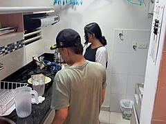 Si Latina matang dengan tetek besar digoda oleh abang tiri di dapur