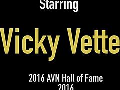 Vicky Vette, eine reife Blondine, stimuliert ihren großen Hintern mit einem langen Sextoy
