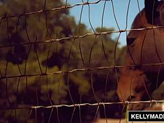 Келли Мэдисонс наслаждается дикой ездой с большими натуральными сиськами и зрелой женщиной
