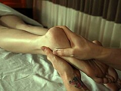 Le milf muscolose Jill Kassidy e Talulah Mae si concedono un sensuale massaggio ed esplorazione intima
