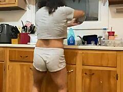 Anna Maria, en mogen latina, fångad på kameran när hon diskar