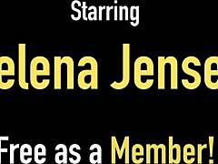 Jelena Jensens bermain sendiri di luar ruangan, memperlihatkan payudara besar alaminya dan daya tarik matang