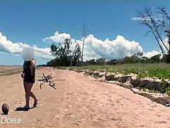 Una esposa atrevida se desnuda en una playa pública para jugar al fútbol