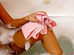 Una studentessa universitaria bruna e matura mostra il suo bellissimo fisico durante un bagno rilassante