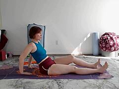 Pelajaran yoga Aurora Willows untuk penggemar dewasa dengan memuja pantat