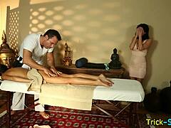 Skjult kamerafilm af en moden kvinde, der modtager en sensuel massage