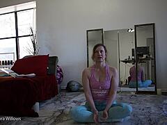Ibu rumah tangga yang menggemaskan memamerkan tubuhnya yang tidak berbulu selama kelas yoga