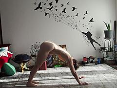 Аврора Уиллоус демонстрирует свои изгибы в бикини во время йоги-сессии